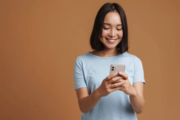 Joven Mujer Asiática Usando Camiseta Riendo Mientras Usa Teléfono Móvil —  Fotos de Stock