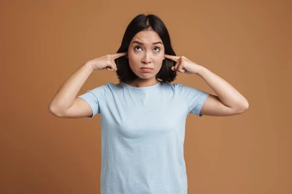 Jonge Aziatische Vrouw Dragen Shirt Fronsen Terwijl Pluggen Haar Oren — Stockfoto