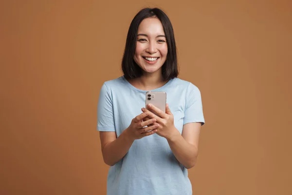 Ung Asiatisk Kvinna Bär Shirt Skrattar När Använder Mobiltelefon Isolerad — Stockfoto