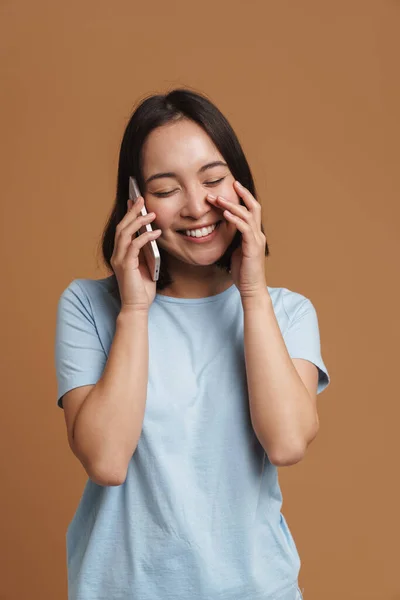 Ung Asiatisk Kvinna Bär Shirt Skrattar Medan Talar Mobiltelefon Isolerad — Stockfoto