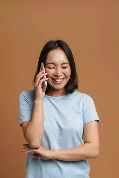 Joven Mujer Asiática Usando Camiseta Riendo Mientras Habla Teléfono Celular — Foto de Stock