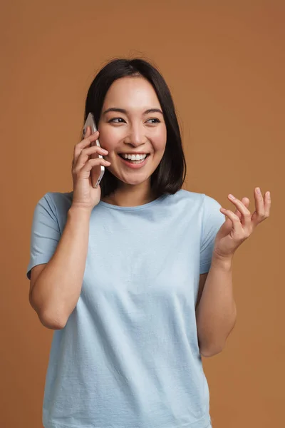 Jovem Mulher Asiática Vestindo Shirt Gestos Enquanto Fala Celular Isolado — Fotografia de Stock