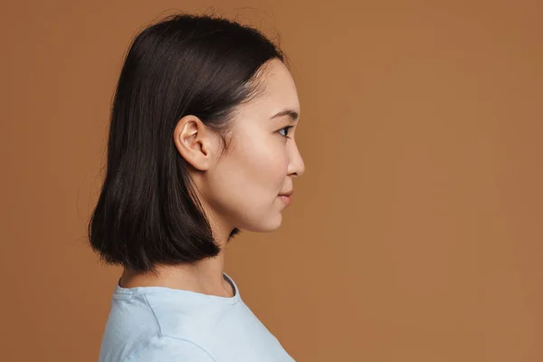 Ung Asiatisk Kvinna Tittar Sidan Medan Poserar Profil Isolerad Över — Stockfoto