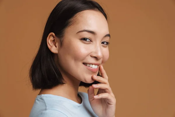 Jonge Aziatische Vrouw Dragen Shirt Lachen Kijken Naar Camera Geïsoleerd — Stockfoto