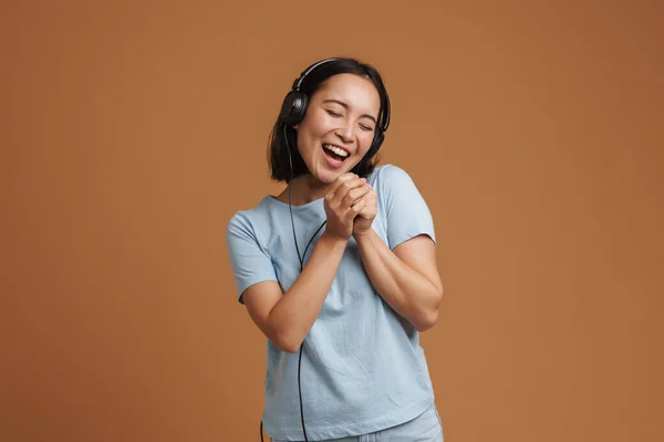 Joven Mujer Asiática Auriculares Cantando Mientras Escucha Música Aislada Sobre —  Fotos de Stock