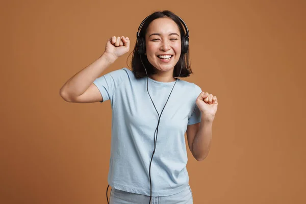 Joven Mujer Asiática Auriculares Bailando Mientras Escucha Música Aislada Sobre —  Fotos de Stock