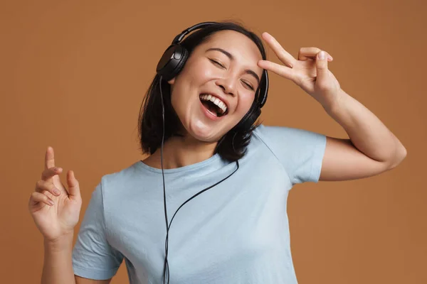 Joven Mujer Asiática Auriculares Bailando Mientras Escucha Música Aislada Sobre — Foto de Stock