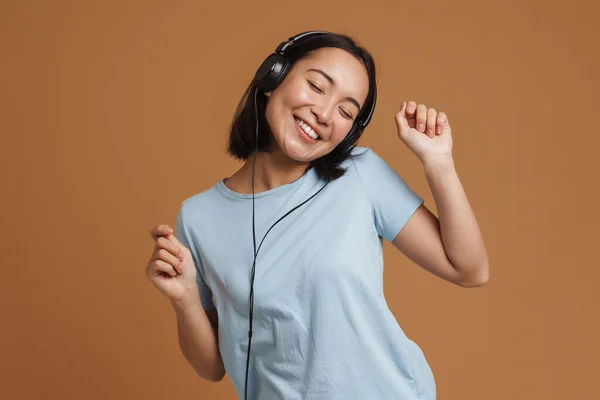 Ung Asiatisk Kvinna Hörlurar Dansar Medan Lyssnar Musik Isolerad Över — Stockfoto