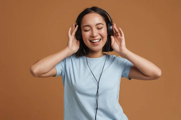 Joven Mujer Asiática Auriculares Bailando Mientras Escucha Música Aislada Sobre —  Fotos de Stock