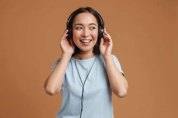 Ung Asiatisk Kvinna Hörlurar Ler Medan Lyssnar Musik Isolerad Över — Stockfoto