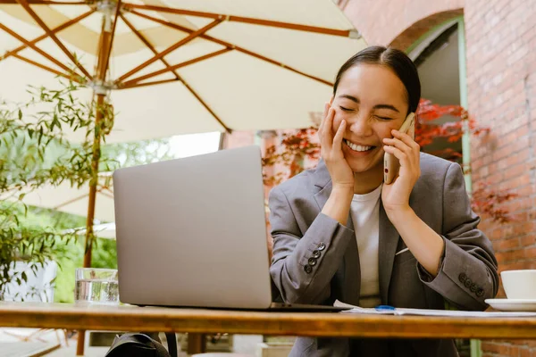 Mulher Asiática Falando Celular Enquanto Trabalhava Com Laptop Café Livre — Fotografia de Stock