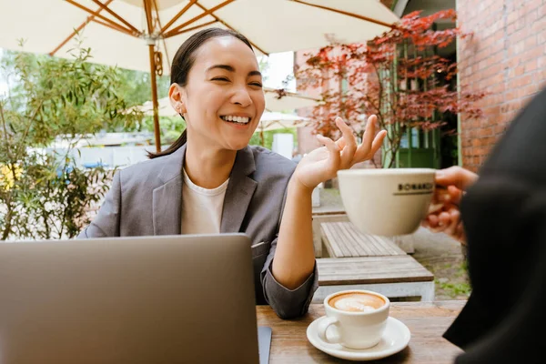 Mulher Asiática Usando Laptop Enquanto Bebe Café Com Amigo Café — Fotografia de Stock