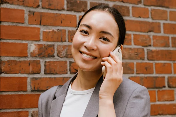 Asiatiska Unga Affärskvinna Ler Och Talar Mobiltelefon Medan Står Vid — Stockfoto