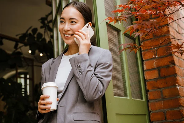Aziatisch Jong Zakenvrouw Glimlachen Praten Mobiele Telefoon Terwijl Staan Door — Stockfoto