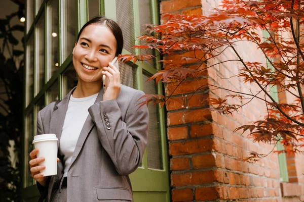 Asiatiska Unga Affärskvinna Ler Och Talar Mobiltelefon När Står Vid — Stockfoto