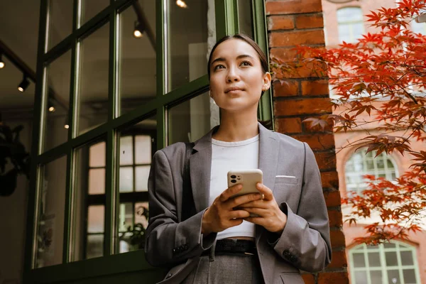 Asiatisk Ung Affärskvinna Som Använder Mobiltelefon Stående Genom Att Bygga — Stockfoto