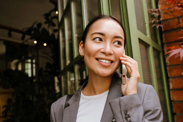 Asiática Jovem Empresária Sorrindo Falando Celular Enquanto Está Por Construção — Fotografia de Stock