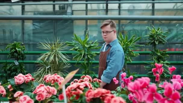 Florista Masculino Confiante Com Síndrome Andando Estufa — Vídeo de Stock