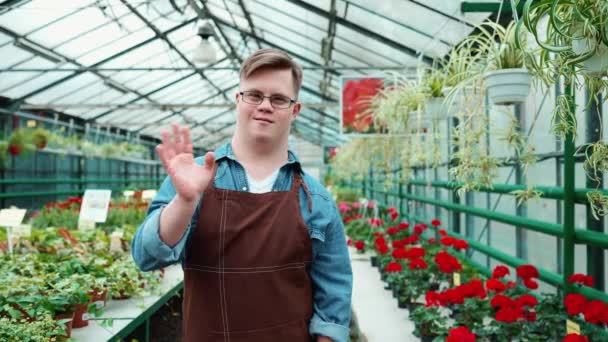 Pozitivní Muž Květinářství Dolů Syndromem Mávání Kameru Skleníku — Stock video