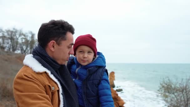 Leende Far Och Son Pratar Sluttningen Nära Havet — Stockvideo
