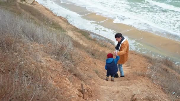 Pozytywny Ojciec Syn Schodzący Jesienią Morza — Wideo stockowe