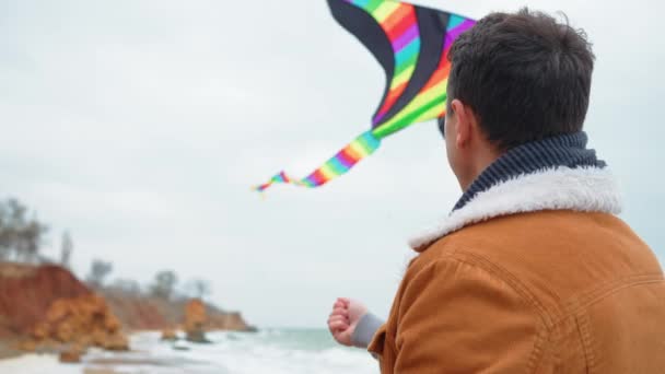 Серьезный Отец Запускает Воздушного Змея Моря Пляже — стоковое видео