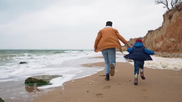 Buon Padre Figlio Corrono Lungo Spiaggia Vicino Mare — Video Stock
