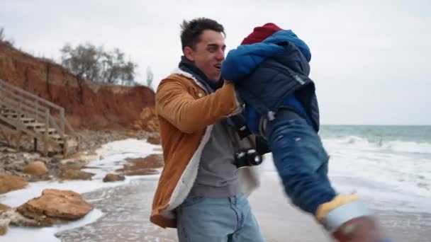 Grappige Vader Draait Zijn Zoon Zijn Armen Het Strand Bij — Stockvideo
