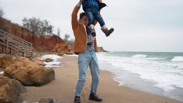 Padre Amichevole Mette Figlio Sul Collo Camminare Sulla Spiaggia Vicino — Video Stock