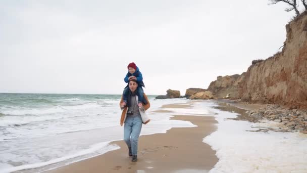 Szczęśliwy Ojciec Biegający Synem Szyi Plaży Nad Morzem — Wideo stockowe