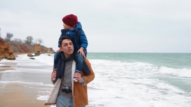 Grave Padre Che Parla Con Figlio Sul Collo Sulla Spiaggia — Video Stock