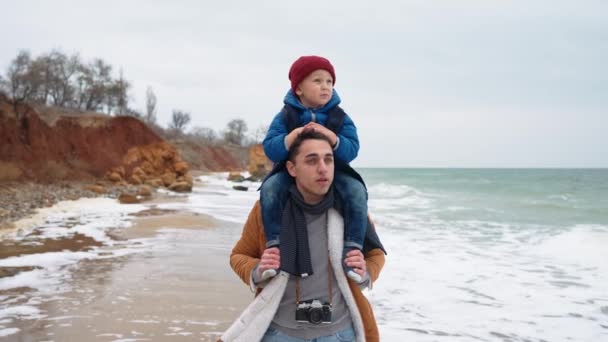 Padre Concentrato Che Parla Con Figlio Sul Collo Sulla Spiaggia — Video Stock
