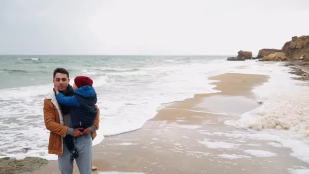 Schöne Vater Und Sohn Küssen Sich Strand Meer — Stockvideo