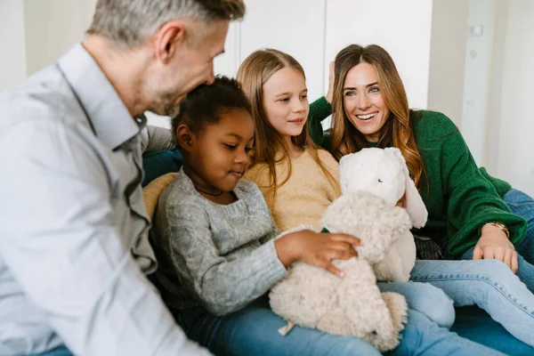 Glückliche Familie Sitzt Auf Der Couch Adoptivschwestern Spielen Plüschtiere Adoptionskonzept — Stockfoto
