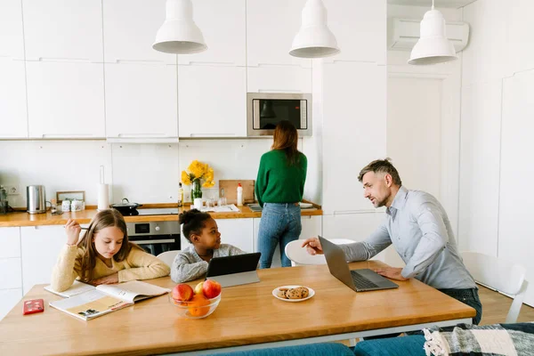 Glückliche Familie Auf Gemütliche Küche Hause Mutter Spült Geschirr Arbeitender — Stockfoto