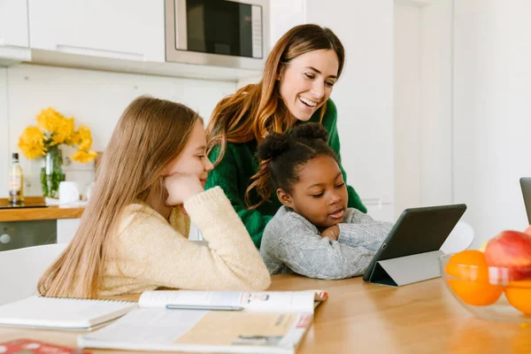 Glücklich Lächelnde Mutter Hilft Ihren Töchtern Bei Den Hausaufgaben Der — Stockfoto