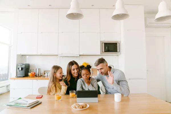 Glücklich Lächelnde Familie Spricht Videotelefon Mit Verwandten Während Sie Hause — Stockfoto