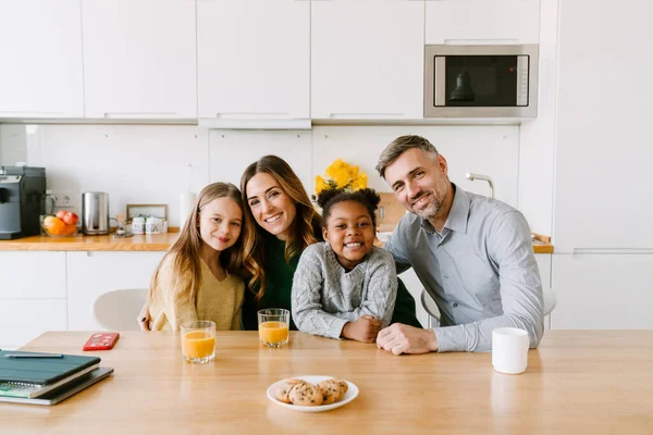 Feliz Família Sorridente Sentado Mesa Cozinha Casa Olhando Para Câmera — Fotografia de Stock