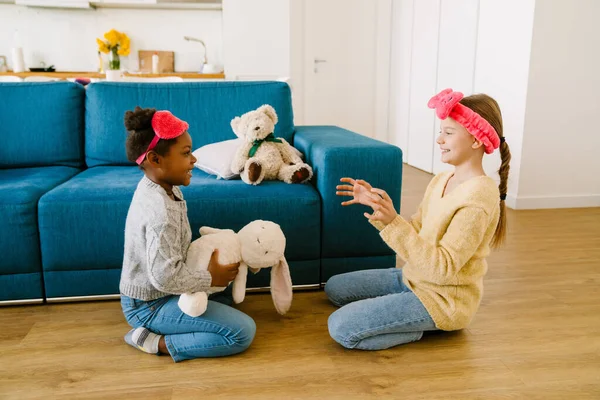Pequenas Irmãs Inter Raciais Brincando Com Brinquedos Recheados Juntas Casa — Fotografia de Stock