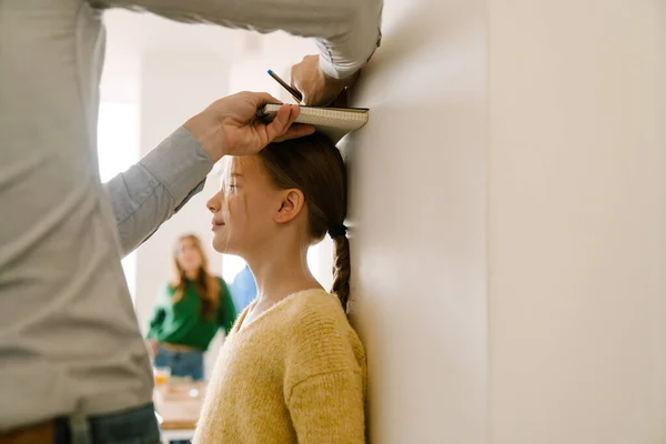 Father Measures His Little Daughter Height Drawing Mark Wall Home — Stock Photo, Image