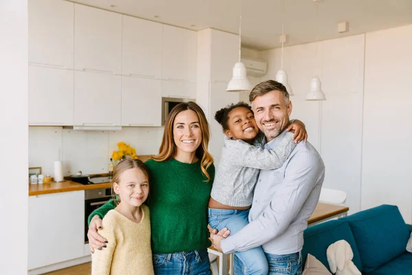 Glückliche Familie Auf Gemütliche Küche Hause Vater Mutter Und Zwei — Stockfoto