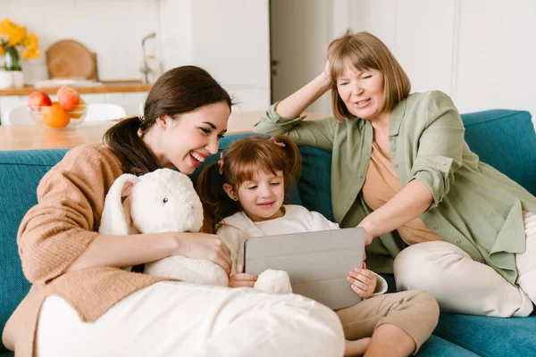 Beyaz Kız Ailesiyle Evde Vakit Geçirirken Tablet Bilgisayar Kullanıyor — Stok fotoğraf