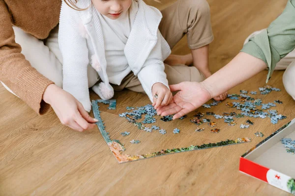 Fehér Szőke Lány Befejezi Puzzle Családjával Otthon — Stock Fotó