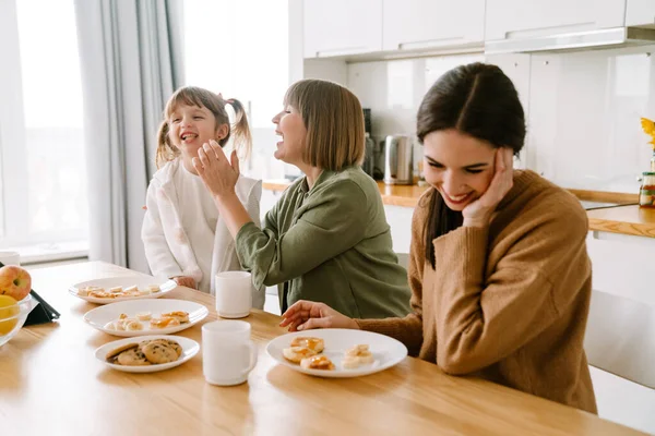 Beyaz aile evde birlikte vakit geçirirken kahvaltı yapıyor.