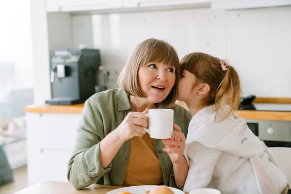 Menina Loira Branca Tomando Café Manhã Com Sua Avó Casa — Fotografia de Stock