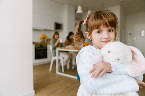 Evde Ailesiyle Vakit Geçirirken Elinde Oyuncakla Gülümseyen Beyaz Bir Kız — Stok fotoğraf