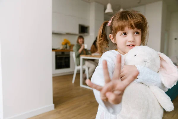Menina Branca Mostrando Dedos Enquanto Passa Tempo Com Sua Família — Fotografia de Stock