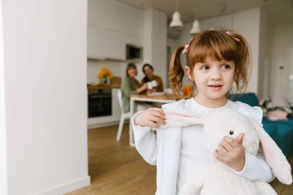 Menina Branca Sorrindo Segurando Brinquedo Enquanto Passa Tempo Com Sua — Fotografia de Stock