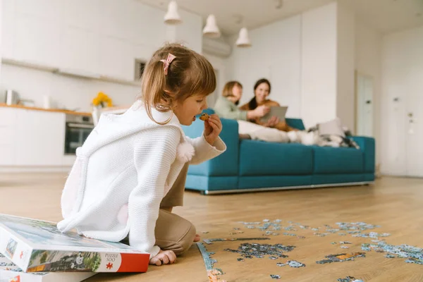 Weiße Blondine Beim Puzzeln Während Sie Zeit Mit Ihrer Familie — Stockfoto