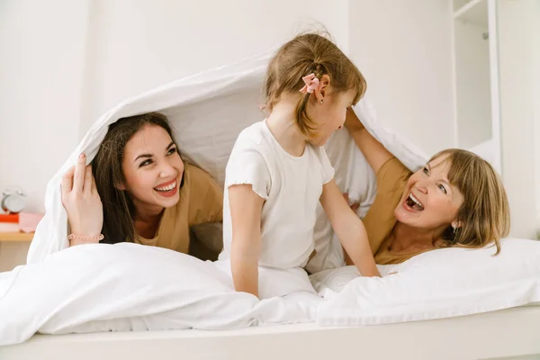 Weißes Mädchen Spielt Hause Mit Mutter Und Enkelin Bett — Stockfoto